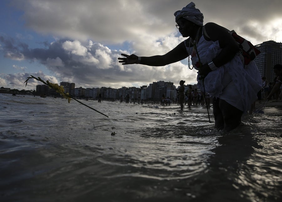Cada fin de año, en Copacabana, los herederos de las antiguas tradiciones afro-brasileñas pagan tributo a Yemanja, diosa de mar. Así, la playa de Río de Janeiro se convierte en el escenario de ofrendas de flores, objetos y bebidas. 