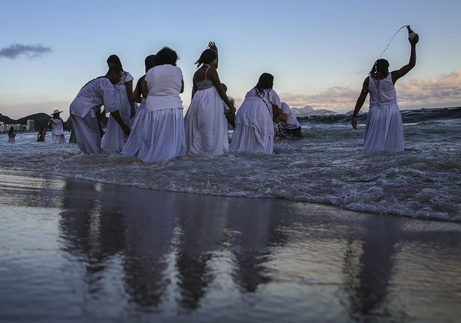 Cada fin de año, en Copacabana, los herederos de las antiguas tradiciones afro-brasileñas pagan tributo a Yemanja, diosa de mar. Así, la playa de Río de Janeiro se convierte en el escenario de ofrendas de flores, objetos y bebidas. 