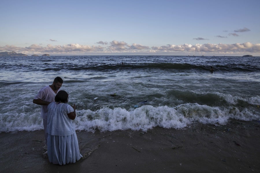 Cada fin de año, en Copacabana, los herederos de las antiguas tradiciones afro-brasileñas pagan tributo a Yemanja, diosa de mar. Así, la playa de Río de Janeiro se convierte en el escenario de ofrendas de flores, objetos y bebidas. 