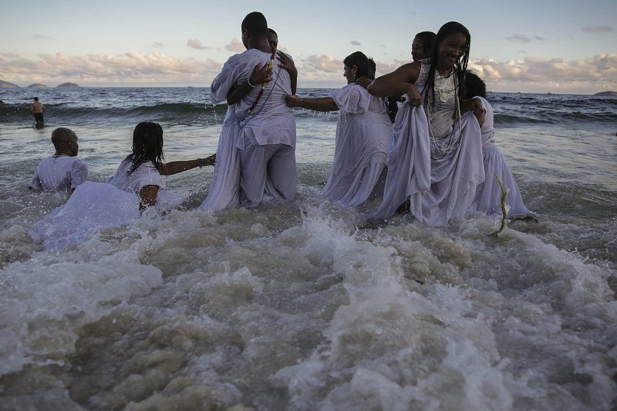 Cada fin de año, en Copacabana, los herederos de las antiguas tradiciones afro-brasileñas pagan tributo a Yemanja, diosa de mar. Así, la playa de Río de Janeiro se convierte en el escenario de ofrendas de flores, objetos y bebidas. 
