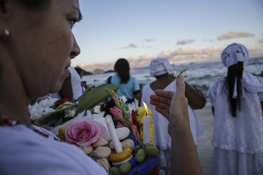 Cada fin de año, en Copacabana, los herederos de las antiguas tradiciones afro-brasileñas pagan tributo a Yemanja, diosa de mar. Así, la playa de Río de Janeiro se convierte en el escenario de ofrendas de flores, objetos y bebidas. 