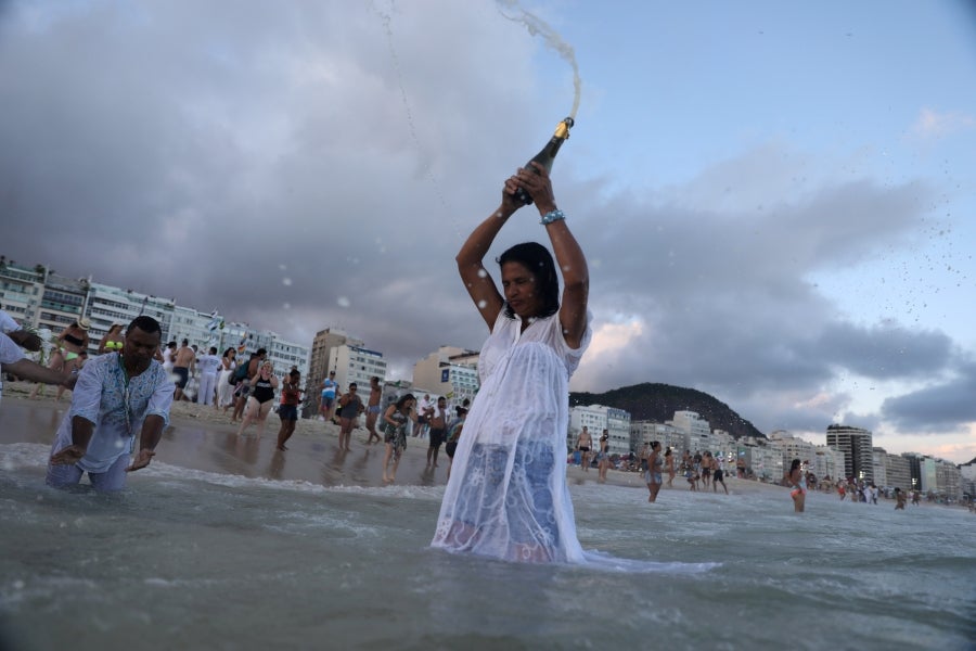 Cada fin de año, en Copacabana, los herederos de las antiguas tradiciones afro-brasileñas pagan tributo a Yemanja, diosa de mar. Así, la playa de Río de Janeiro se convierte en el escenario de ofrendas de flores, objetos y bebidas. 