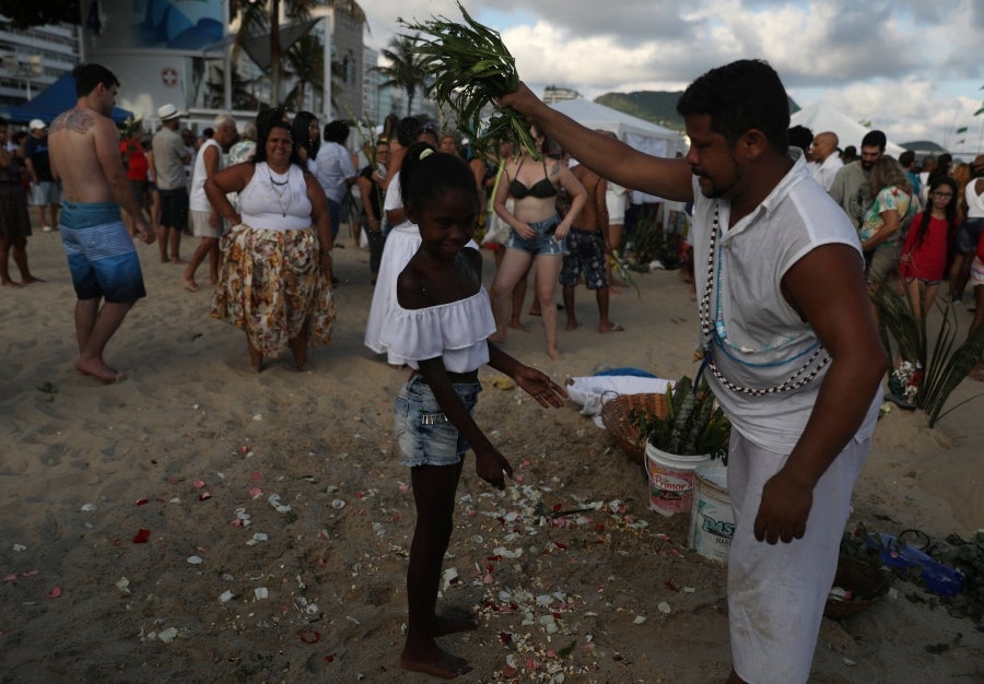 Cada fin de año, en Copacabana, los herederos de las antiguas tradiciones afro-brasileñas pagan tributo a Yemanja, diosa de mar. Así, la playa de Río de Janeiro se convierte en el escenario de ofrendas de flores, objetos y bebidas. 