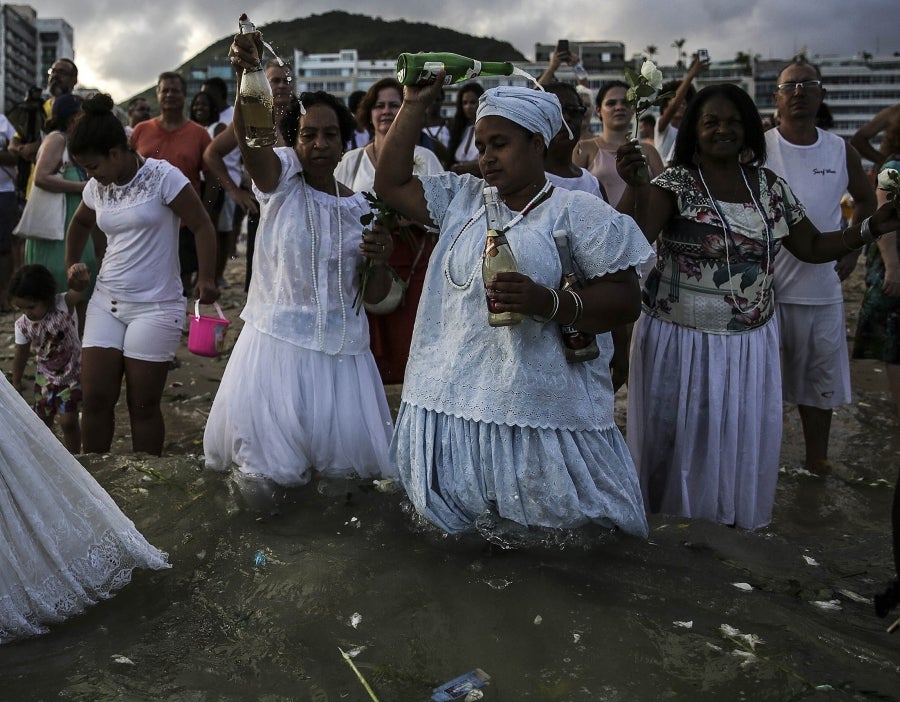 Cada fin de año, en Copacabana, los herederos de las antiguas tradiciones afro-brasileñas pagan tributo a Yemanja, diosa de mar. Así, la playa de Río de Janeiro se convierte en el escenario de ofrendas de flores, objetos y bebidas. 