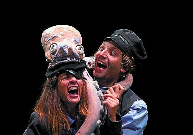 Escena. Patricia Urrutia y Jon Zumelaga con otro de los personajes de 'Inondik inora'.