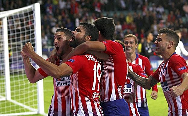 Los futbolistas del Atlético celebran uno de los tantos que les permitieron adjudicarse la Supercopa de Europa ante el Real Madrid. 
