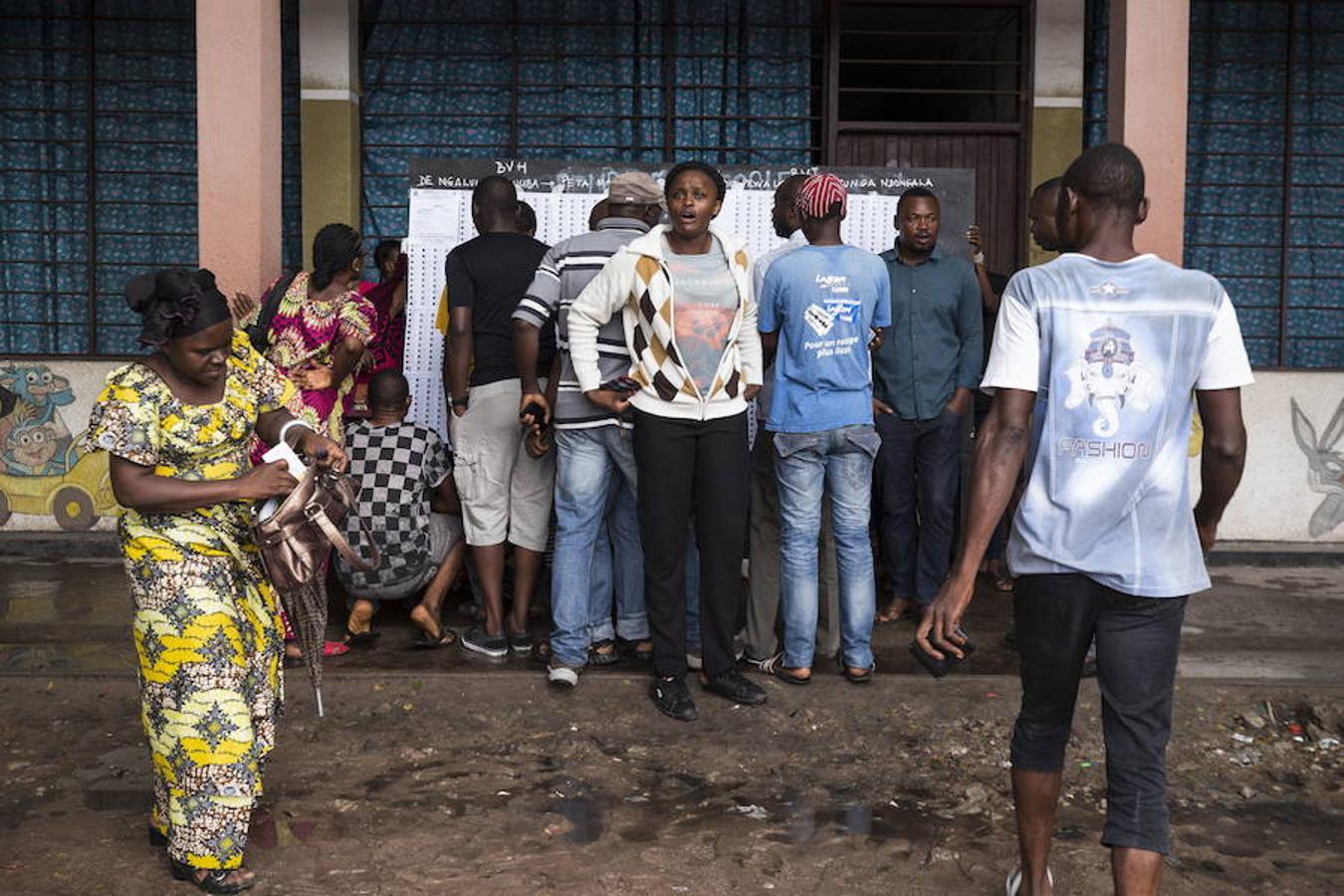 La República Democrática del Congo celebra este domingo unas elecciones históricas para elegir al sucesor del presidente Joseph Kabila, entre retrasos, esperanza de cambio y miedo a más violencia.