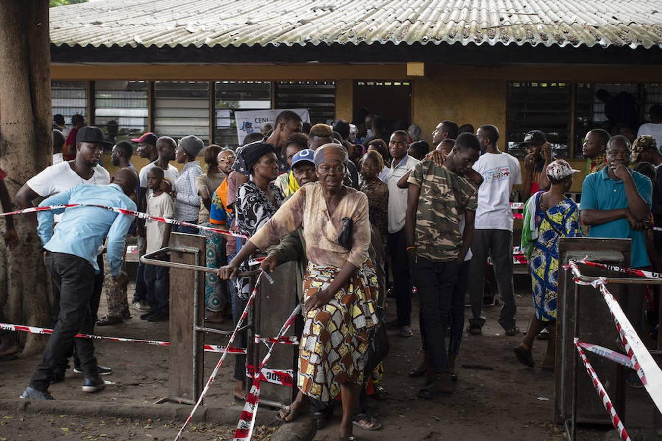 La República Democrática del Congo celebra este domingo unas elecciones históricas para elegir al sucesor del presidente Joseph Kabila, entre retrasos, esperanza de cambio y miedo a más violencia.