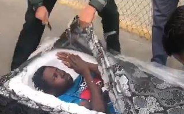 Descubren a dos inmigrantes ocultos dentro de colchones en la frontera de Melilla