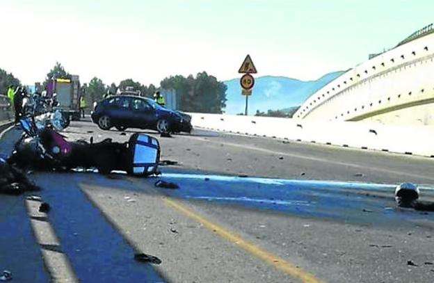 Los vehículos implicados en el accidente de Girona, en la carretera en la que ocurrió el accidente. 