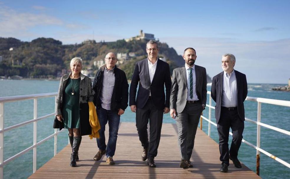María Valiente (Elkarrekin Podemos), Juan Karlos Izagirre (EH Bildu), Markel Olano (PNV), Denis Itxaso (PSE) y Juan Carlos Cano (PP), en la pasarela del Náutico.