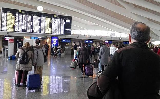 Tras los retrasos en los vuelos, la gente aguarda tranquila en el aeropuerto de Loiu 