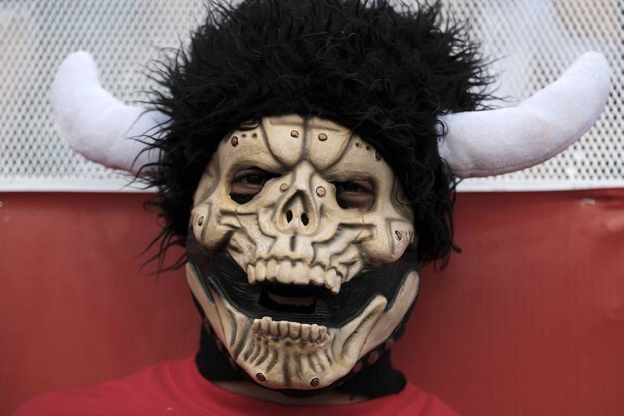 «Toreros improvisados» como se les conocen en Costa Rica, participan en una corrida de toros durante la tradicional Fiesta de Zapote, la cual se celebra anualmente entre la última semana de diciembre y la primera de enero, hoy en San José (Costa Rica).