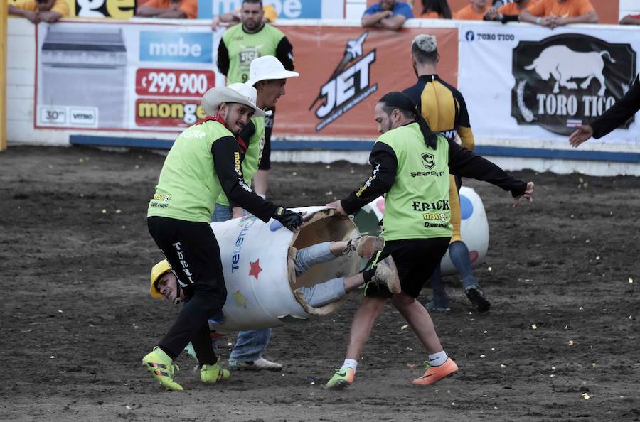 «Toreros improvisados» como se les conocen en Costa Rica, participan en una corrida de toros durante la tradicional Fiesta de Zapote, la cual se celebra anualmente entre la última semana de diciembre y la primera de enero, hoy en San José (Costa Rica).