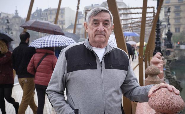 Cándido Ibar, en el puente de María Cristina, nada más llegar a Donostia procedente de Estados Unidos. 