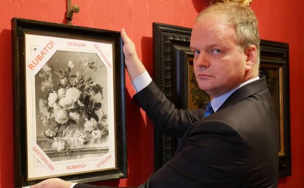 Eike Schmidt con la copia de la obra que reclama la Galería de Los Uffizi.