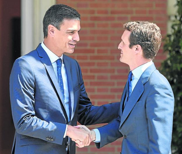 Pedro Sánchez y Pablo Casado se saludan al inicio de su reunión en agosto en la Moncloa. 