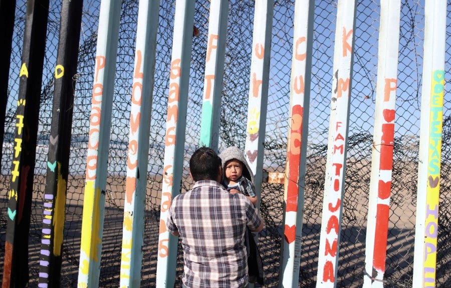 La gente camina cerca de la valla fronteriza entre México y Estados Unidos en Playas de Tijuana, México. El presidente Donald Trump advirtió el miércoles pasado que el gobierno federal de los EE. UU. se mantiene firme en su deseo de reforzar el muro fronterizo con México.