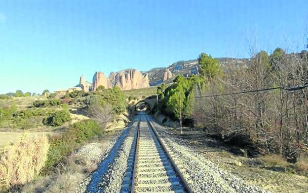 El tren entre Zaragoza y Canfranc se dirige a su destino. 