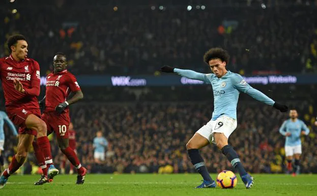 Sadio Mané golpea al balón en la acción del gol decisivo en el partido del City of Manchester. 