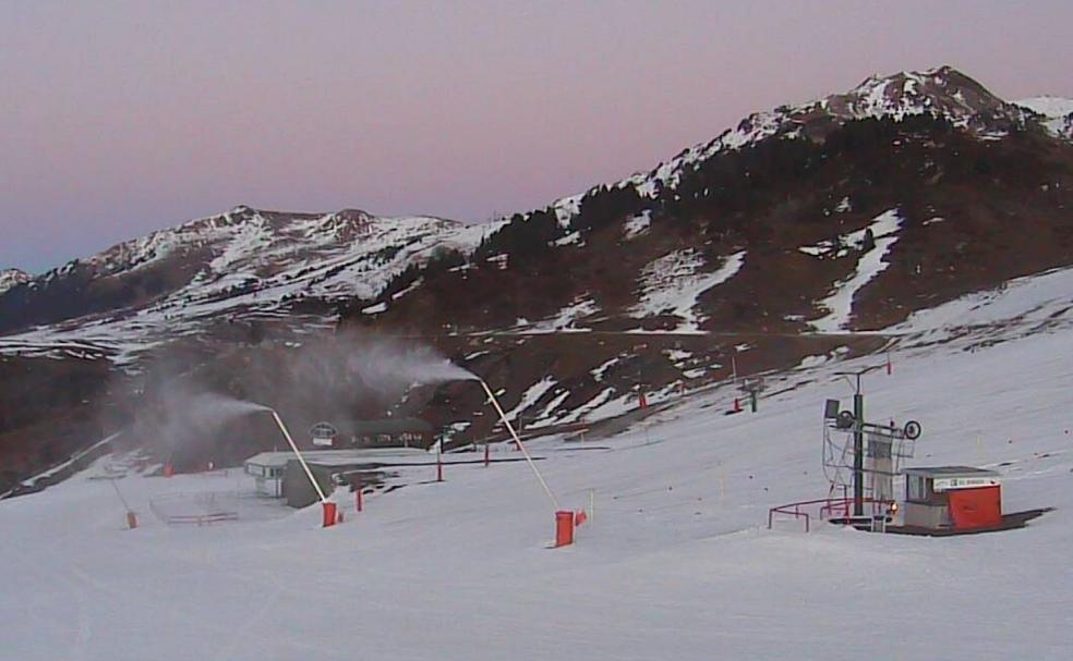 Cañones de nieve trabajando en Baqueira Beret el miércoles por la tarde. También mueven nieve con helicópteros.