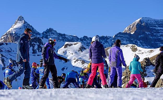 Aficionados en la estación de Formigal-Panticosa