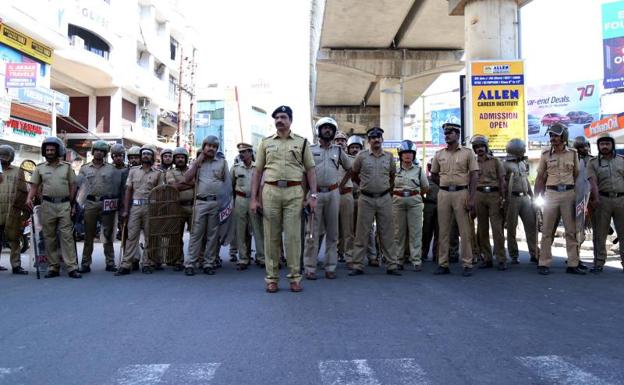 Agentes de policía durante una protesta por la entrada de dos mujeres «impuras» en un templo hindú. 