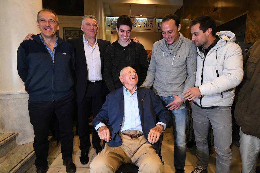 Homenaje a Miguel Gallastegui durante su centenario.  Campeón manomanista en tres ocasiones, en 1948, 1950 y 1951 , marcó una época dentro de la pelota a mano y fue quien tomó el relevo a Atano III en la cúspide de la modalidad