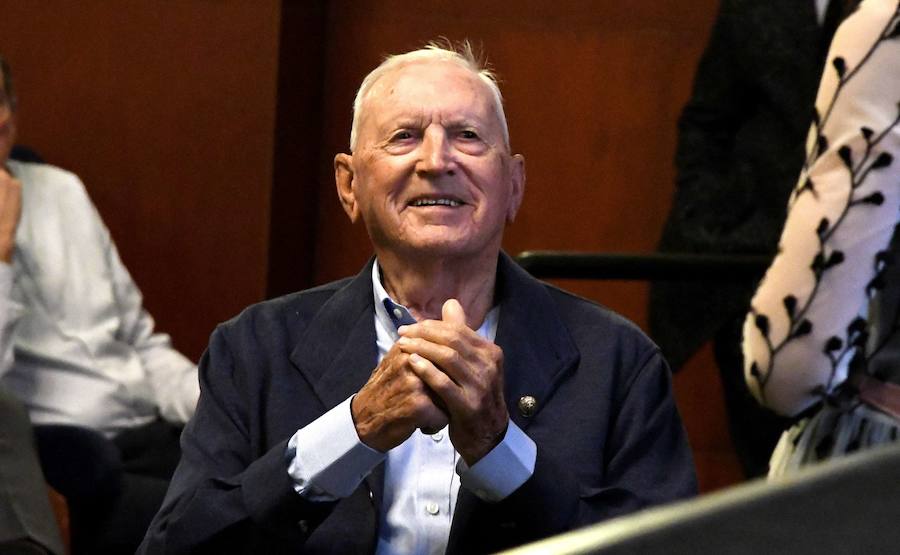 Homenaje a Miguel Gallastegui durante su centenario.  Campeón manomanista en tres ocasiones, en 1948, 1950 y 1951 , marcó una época dentro de la pelota a mano y fue quien tomó el relevo a Atano III en la cúspide de la modalidad