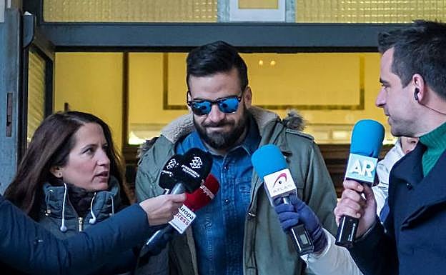 Imagen principal - Los miembros de 'La Manada' condenados Antonio Manuel Guerrero, Ángel Boza y Alfonso Jesús Cabezuelo, este viernes en los juzgados de Sevilla