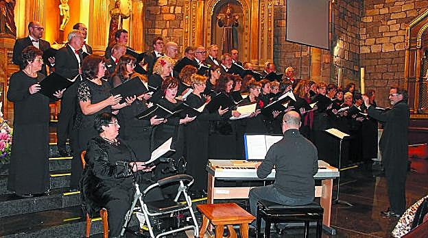 La agrupación lírica Itsaso, fundada en 1985 en Donostia, interpretó piezas de ópera y zarzuela en su concierto en la iglesia. 