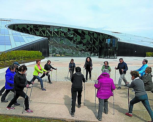 Participantes en un curso de iniciación ensayan la técnica de la marcha nórdica.