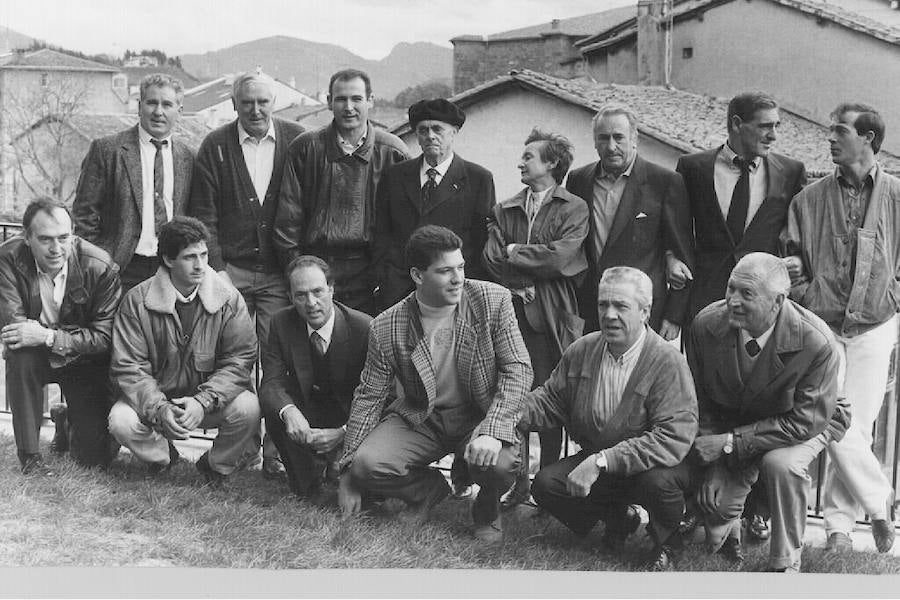 1989: Vista general de los campeones manomanistas de los últimos años, posando con motivo de un homenaje. A destacar la presencia de la viuda de Barberito I.