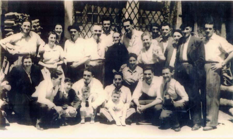 Los pelotaris Atano II y Miguel Gallastegi posan con familiares y amigos tras comer junto al terminar la final del Campeonat Manomanista en Eibar en 1948. 
