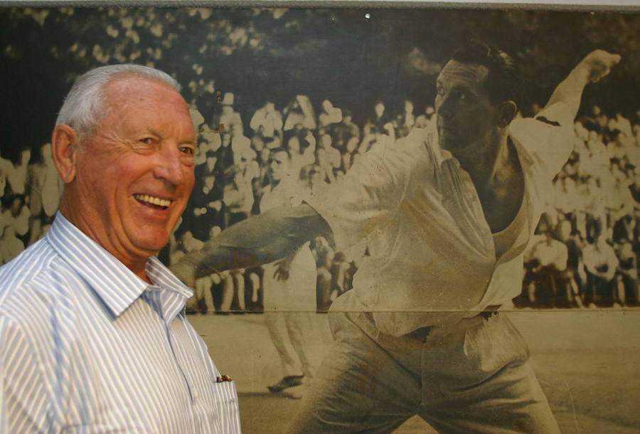 Miguel Gallastegi junto a una imagen suya de joven. 