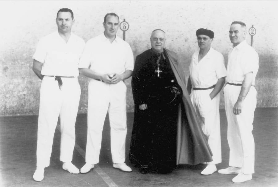 De izquierda a derecha los pelotaris Miguel Gallastegi, Acarregui, el Obispo de Vitoria Font y Andreu, Atano III y Kortabitarte, posando al inicio del partido. 