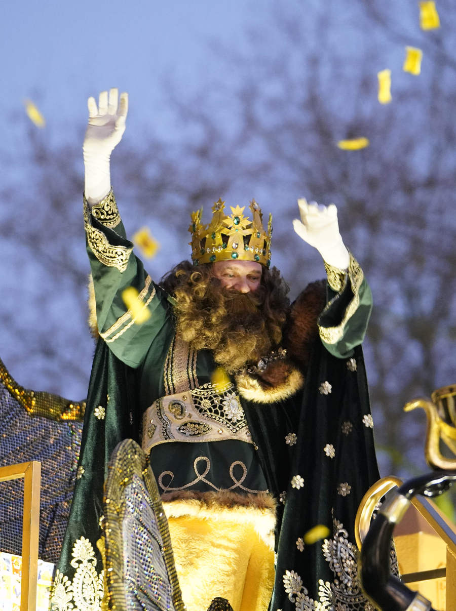 Melchor, Gaspar y Baltasar han recorrido las calles de San Sebastián y han recogido las peticiones y deseos de los más pequeños