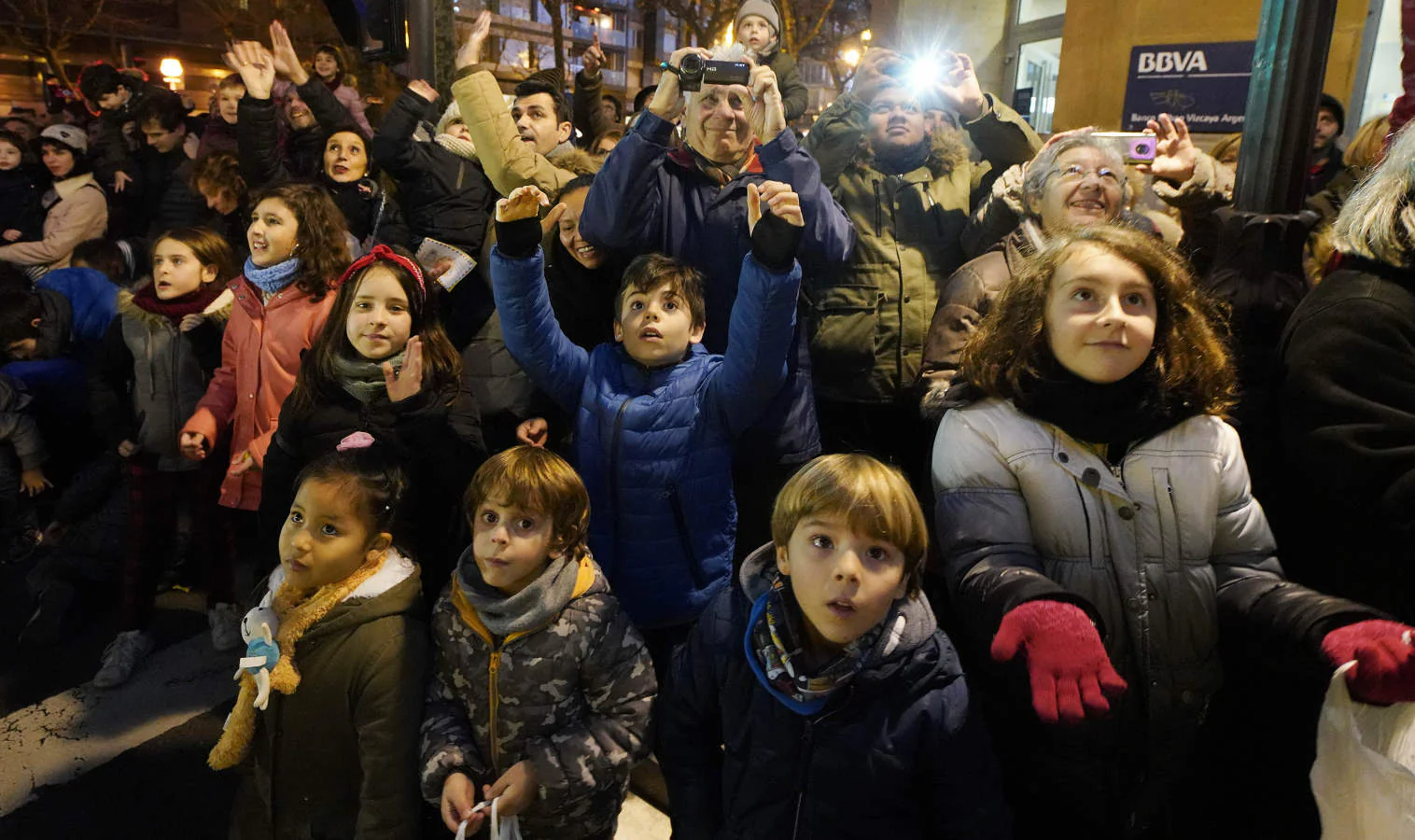 Melchor, Gaspar y Baltasar han recorrido las calles de San Sebastián y han recogido las peticiones y deseos de los más pequeños