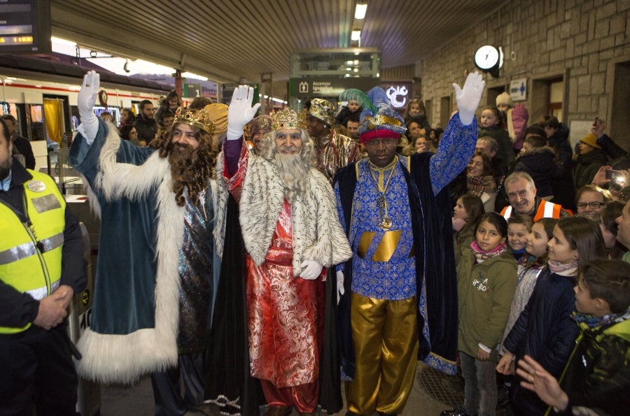 Los Reyes Magos han llegado a Irun en Tren y han comenzado su recorrido por el centro de la ciudad para acabar en el Ayuntamiento. 