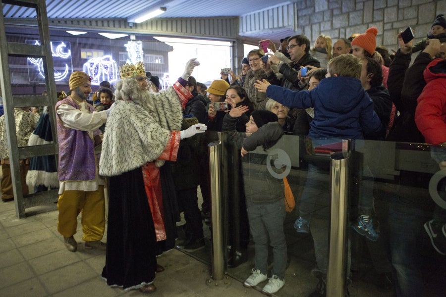 Los Reyes Magos han llegado a Irun en Tren y han comenzado su recorrido por el centro de la ciudad para acabar en el Ayuntamiento. 
