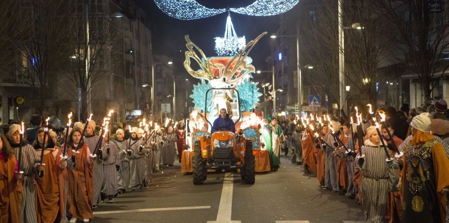 Los Reyes Magos han llegado a Irun en Tren y han comenzado su recorrido por el centro de la ciudad para acabar en el Ayuntamiento. 