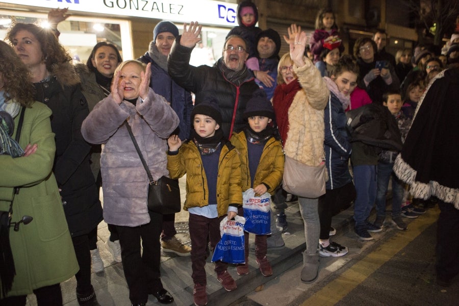 Los Reyes Magos han llegado a Irun en Tren y han comenzado su recorrido por el centro de la ciudad para acabar en el Ayuntamiento. 