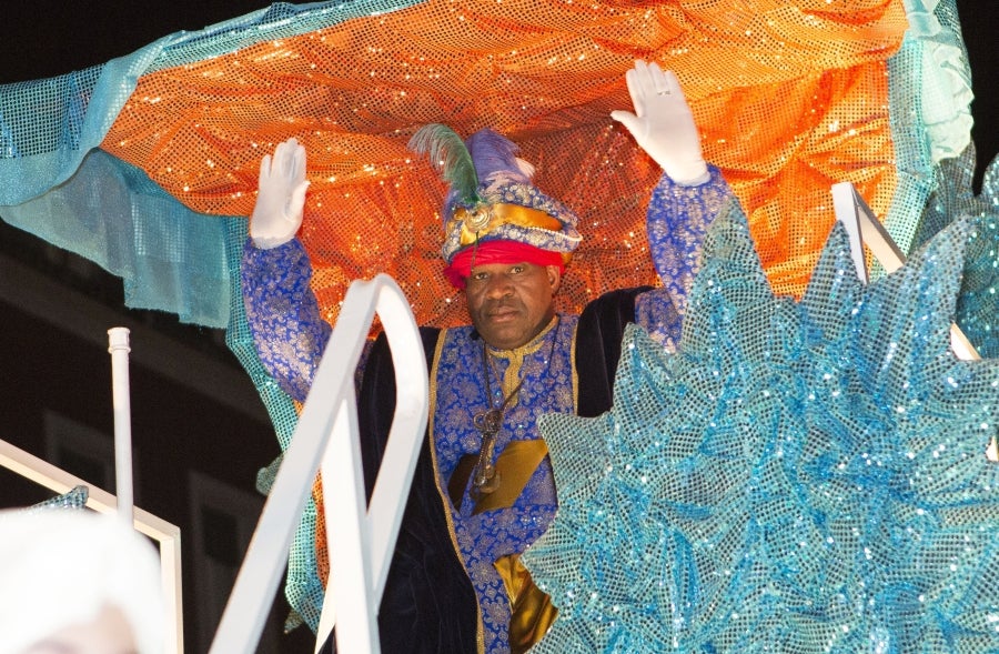 Los Reyes Magos han llegado a Irun en Tren y han comenzado su recorrido por el centro de la ciudad para acabar en el Ayuntamiento. 