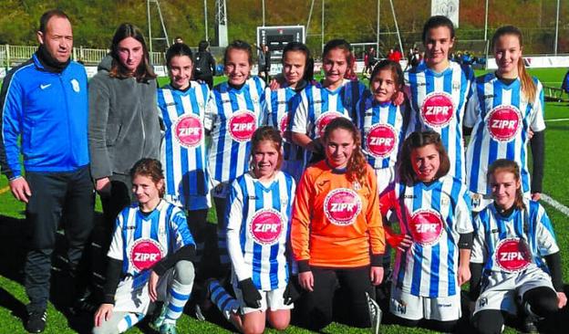 Equipo infantil femenino con el trofeo logrado. 