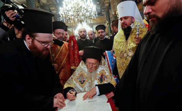 El patriarca ecuménico de Constantinopla firma la independencia de la iglesia ucraniana, este sábado, en la catedral de San Jorge.