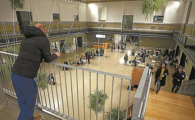 Imagen principal - Bajo el paraguas de Tabakalera