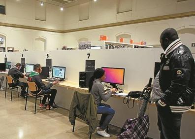 Imagen secundaria 1 - Bajo el paraguas de Tabakalera