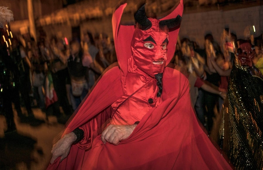 En Riosucio, Colombia, se celebra el Carnaval de los Diablos, una tradición que remonta al siglo XIX. En este caso el Diblo representa la unión entre nativos, españoles y esclavos de antaño.