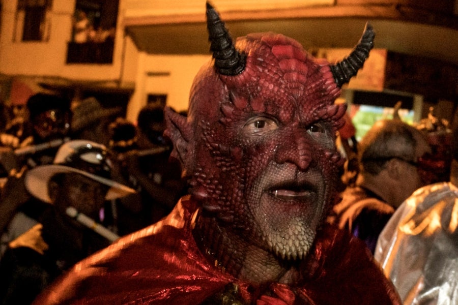 En Riosucio, Colombia, se celebra el Carnaval de los Diablos, una tradición que remonta al siglo XIX. En este caso el Diblo representa la unión entre nativos, españoles y esclavos de antaño.