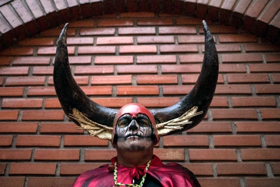 En Riosucio, Colombia, se celebra el Carnaval de los Diablos, una tradición que remonta al siglo XIX. En este caso el Diblo representa la unión entre nativos, españoles y esclavos de antaño.
